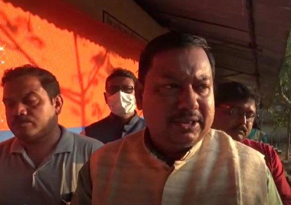 MLA Ramprasad Pal distributed blankets among needy families