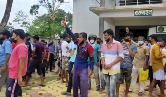 Unpaid Jio worker staged protest, gheraod office at Udaipur