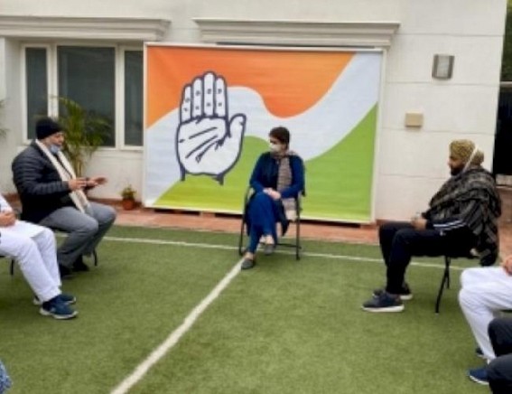 Priyanka Gandhi meets MPs sitting on protest at Jantar Mantar