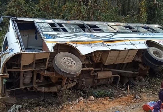 Road accident among Bus and parked Tripper: Injured 5-6 persons