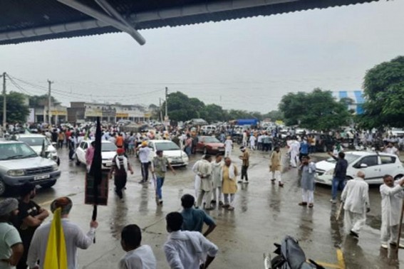 11-member farmers delegation meets Karnal DC, puts forth memorandum