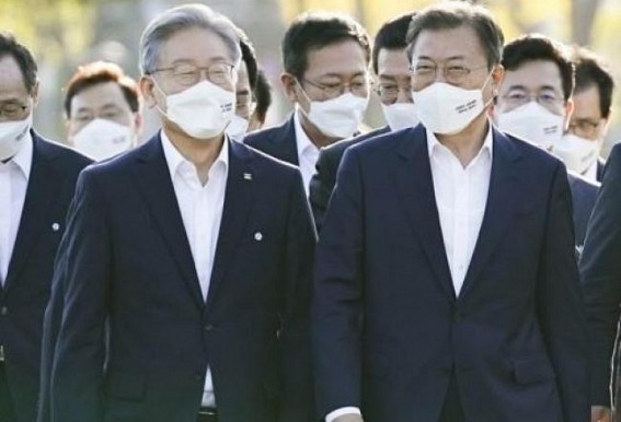 Moon meets ruling party's presidential nominee