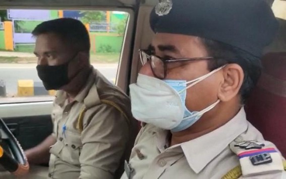 Youth caught by locals while stealing iron rods from Ramthakur College