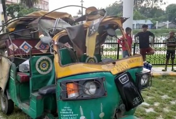 Terrible road accident among AMC Vehicle and Auto : 1 critically injured