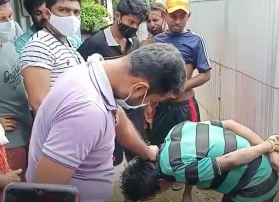 Locals caught a thief red-handed, beaten him up at Belonia 