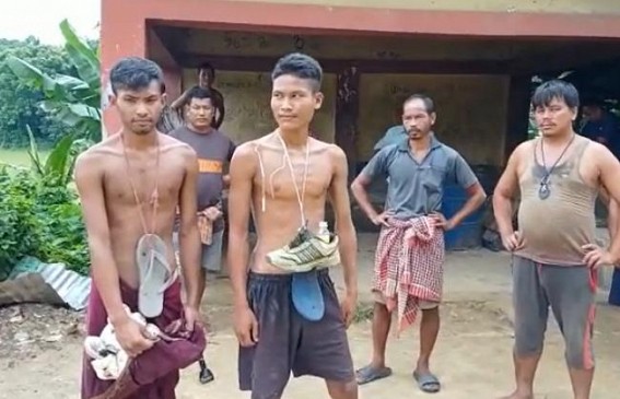 Public punished thieves by garlanding them with shoes for 3 hrs, then handed-over to Police  