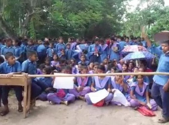 Belonia : Student blocked road over teacher's transfer amid shortage of teachers in School