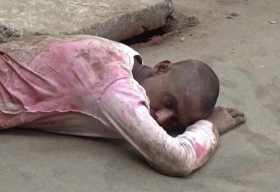 Inhumanity :  A sick person lies in front of the GB medicine Department, health workers did not admit him to the Hospital