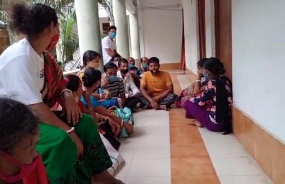 Landslide Affected Families in Mungiakami sat in Demonstration at Teliamura SDM Office 