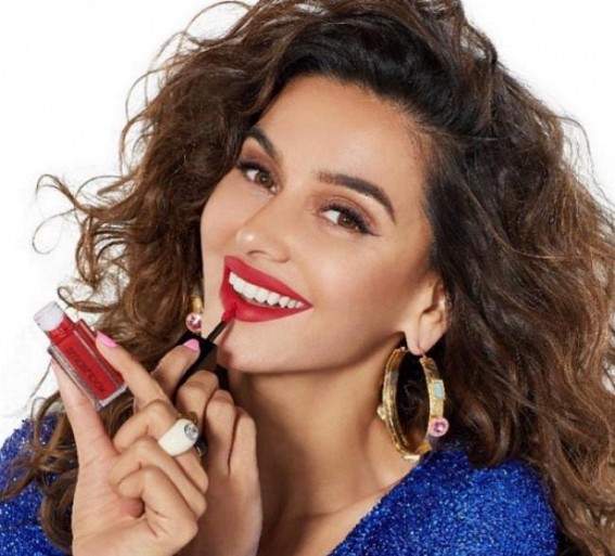 It's official: Shibani Dandekar adds Akhtar to her last name