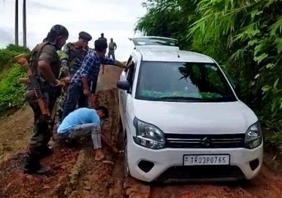 Dilapidated road shapes troubles travelers in Gandachera