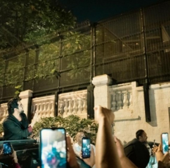 Ayushmann poses in front of SRK's Mannat; gets mobbed by fans