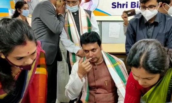 Biplab Deb met CM-Helpline Employees 