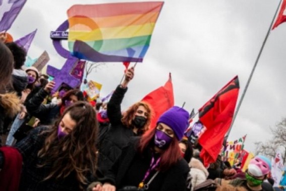 Turkish women defy ban, stage 'Feminist Night March'