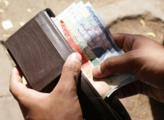 Pakistani rupee hits all-time low amid high default risk