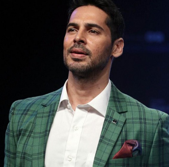 Dino Morea's phone goes dead at Mumbai airport, seeks help from paparazzi