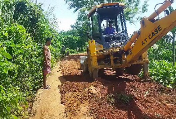 Public Fixing Road in Gandachera with own money as No Govt could fix it yet 