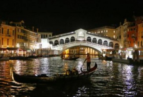 Venice to vote on 5-euro a day fee for tourists