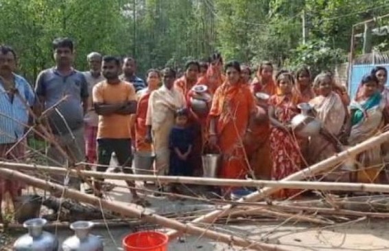 Kadamtala: Water Scarcity forced local people to block Boys Hostel Road under Saraspur Panchayat