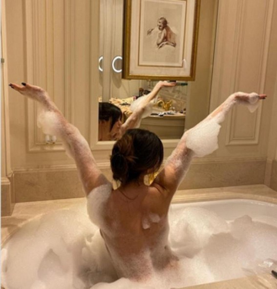 Selena Gomez strips for racy bathtub photo during Paris trip