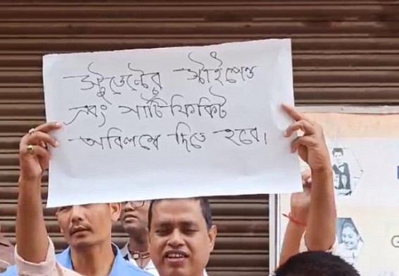 Trainers and Trainees locked PM Kaushal Kendra after not getting dues and certificates