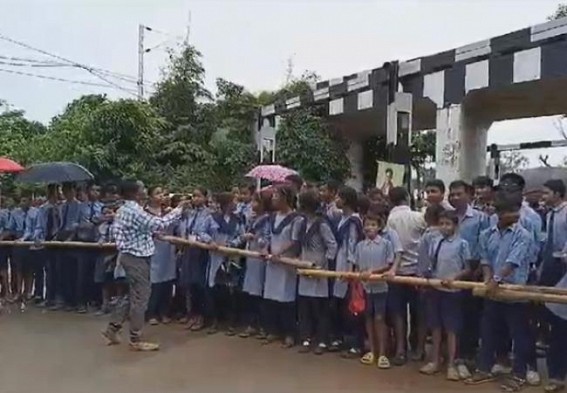 Students Blocked Road after Transfer of Teacher amid Extreme Teachers’ Crisis