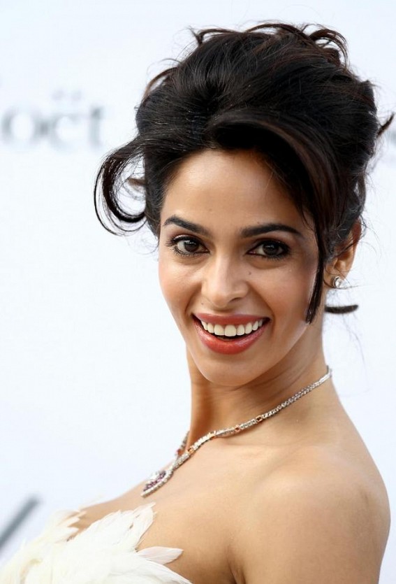 Mallika Sherawat dons itsy-bitsy bikini, flaunts her 'summer-ready' body