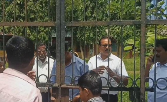 Headmaster locked school gate for those coming to school after 10 AM
