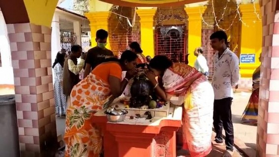 Devotees prayed to Lord Shiva on Shiva Chaturdashi