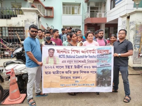 2022 TET Qualified Unemployed Youth roaming Jobless : Govt failing to recruit 300 qualified candidates amid 6000 vacancies