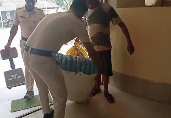 Vehicle loaded with Ganja seized by Jatrapur Police ; driver escaped