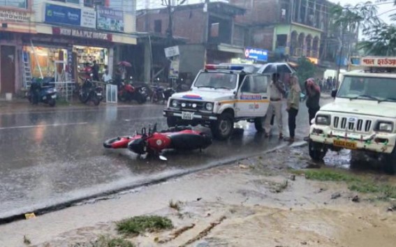 Two Injured in Road Accident in Santir Bazar