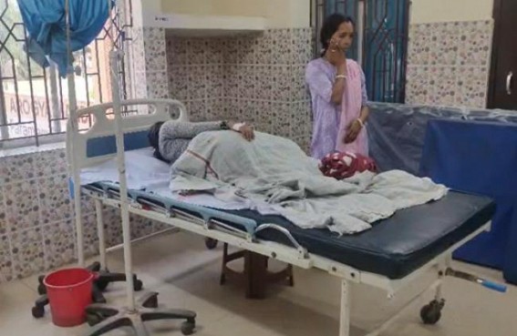 Heart Attack Patient’s Tablets Wrongly Given to 17-Year-Old Girl Who was Suffering from Fever in Madhupur : Nurse ‘Busy with Mobile Phone’ Performed the Negligence, alleged Family 