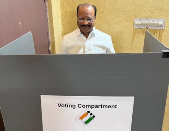 Lok Sabha Poll : Tripura Governor casts vote in Hyderabad