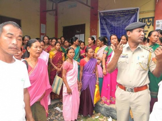  Irregularities in MGNREGA pay prevails: REGA workers lockdown Panchayat office