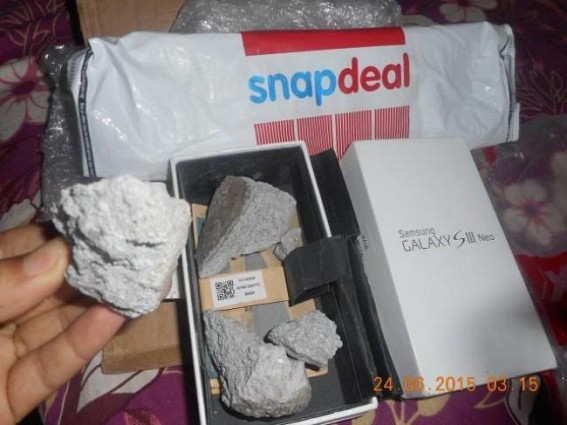 Snapdeal loots people by sending â€œstonesâ€ instead of â€œcell phoneâ€
