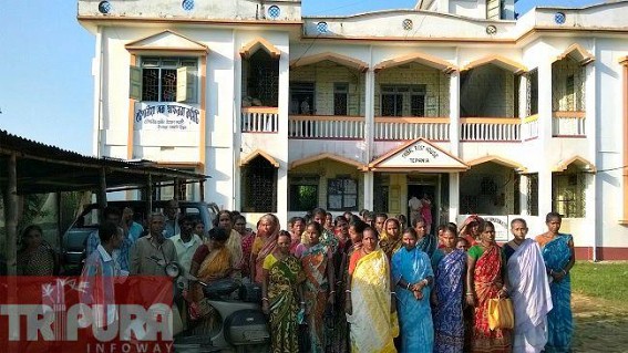 MGNREGA workers sat for road blockade in Udaipur