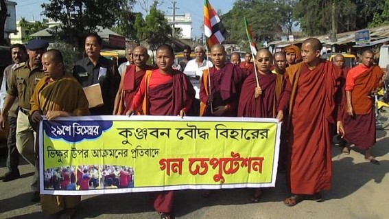 Buddhist community protests against the torture against priest; Gives reputation to Senior Deputy Magistrate demanding the arrest of the culprits