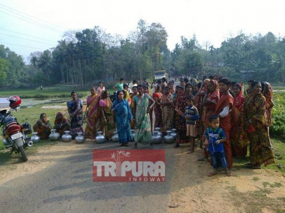 Residents of South Nachirnagar staged road blockade, demanded for regular drinking water supply 