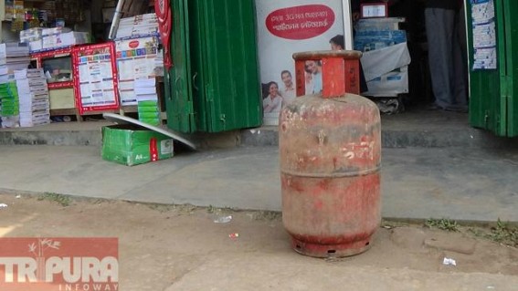 Tripuraâ€™s  incessant LPG crisis ruffles everyday life of common people : Black marketing of LPG swells in Khowai 