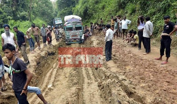 NH-44 road problems remain unsolved in Tripura, people continue to suffer under the so called 'Golden era' of CM Manik Sarkar 