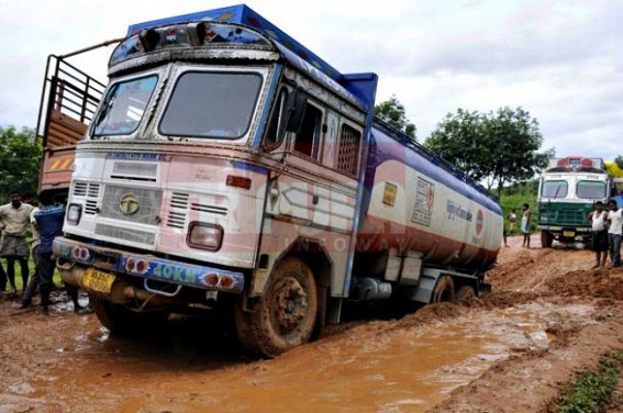 Udaipur-Agarlata National Highway turns dangerous after 12 hrs rain ; travelers under trouble 