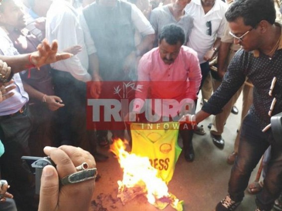 2 journalistsâ€™ murder in 60 days : Tripura Journalists burnt Press-jacket in front of Chief Ministerâ€™s residence