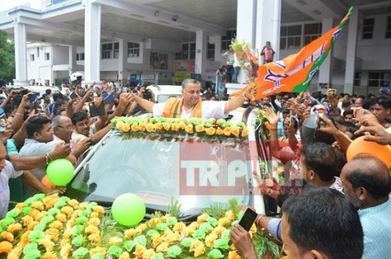 National BJP Secretary, Tripura BJP In-charge, Andra Pradesh Co-Incharge Sunil Deodhar receives grand welcome in Agartala Airport :  CM Biplab Deb's absence exposes narrow 'Faction-politics'