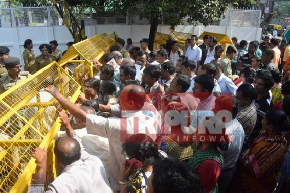Overcrowded Dr. Syama Prasad Mukerjee Sarani on CMâ€™s Janata-Durbar day