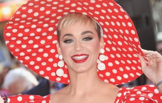 Miley Cyrus confesses to sharing first kiss with girl