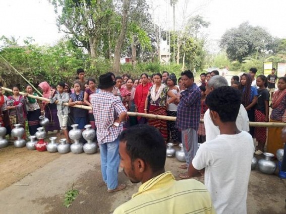 Road blockade at Gandachera by locals in protest against â€˜Water Crisisâ€™