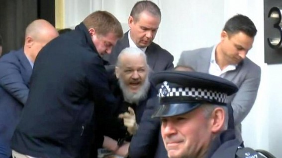 Assange held, charged with conspiracy in US