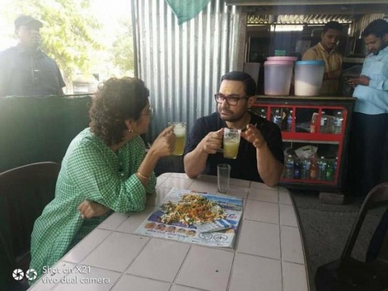 Aamir enjoys sugarcane juice at dhaba with wife Kiran