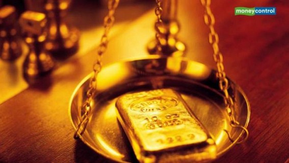 Gold hits one-week high as trade jitters dampen risk appetite